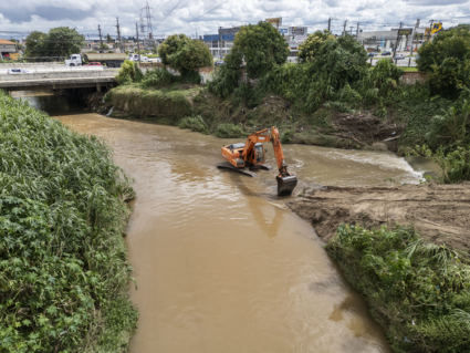 Prefeitura faz limpeza em rio para prevenir alagamentos em Curitiba