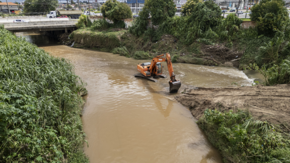 Prefeitura faz limpeza em rio para prevenir alagamentos em Curitiba