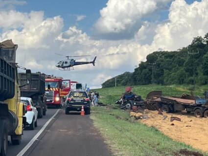 Ultrapassagem provoca acidente e tombamento de caminhão na BR-277