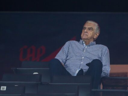 Petraglia mostra dedo do meio para torcedores do Athletico; assista ao vídeo