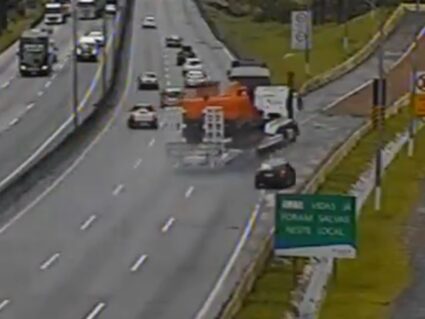 Caminhão em alta velocidade usa a área de escape no Paraná; assista ao vídeo