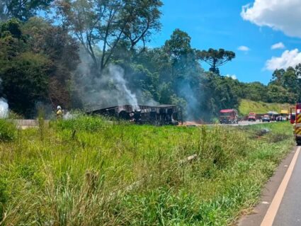 Caminhão pega fogo e interdita a BR-376