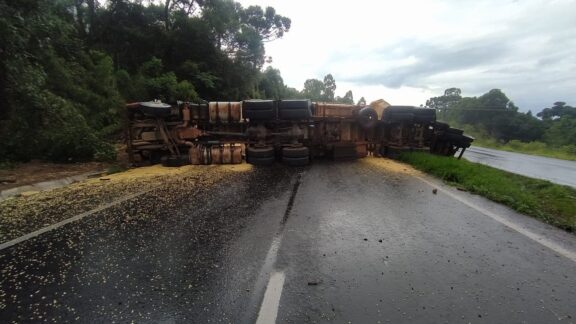 Caminhoneiro embriagado tomba veículo e interdita BR-376, em Ponta Grossa