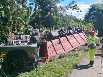 Dois caminhões tombam em trechos diferentes de rodovia em Morretes, litoral do Paraná