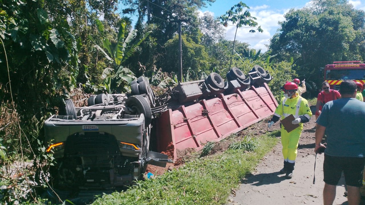 caminhão tomba em morretes vítima com ferimentos leves