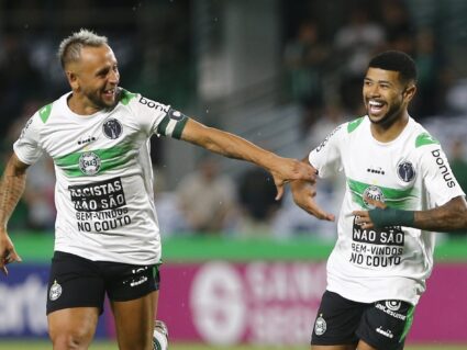 Coritiba tem noite tranquila e goleia o Andraus