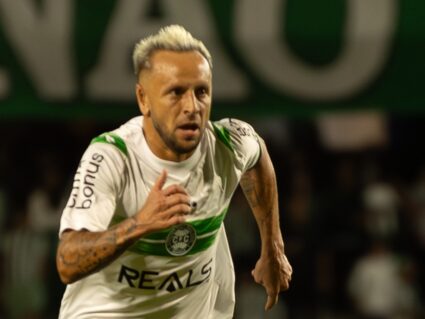 Rafinha reestreia pelo Coritiba após 20 anos, mas admite: “Longe da melhor forma”