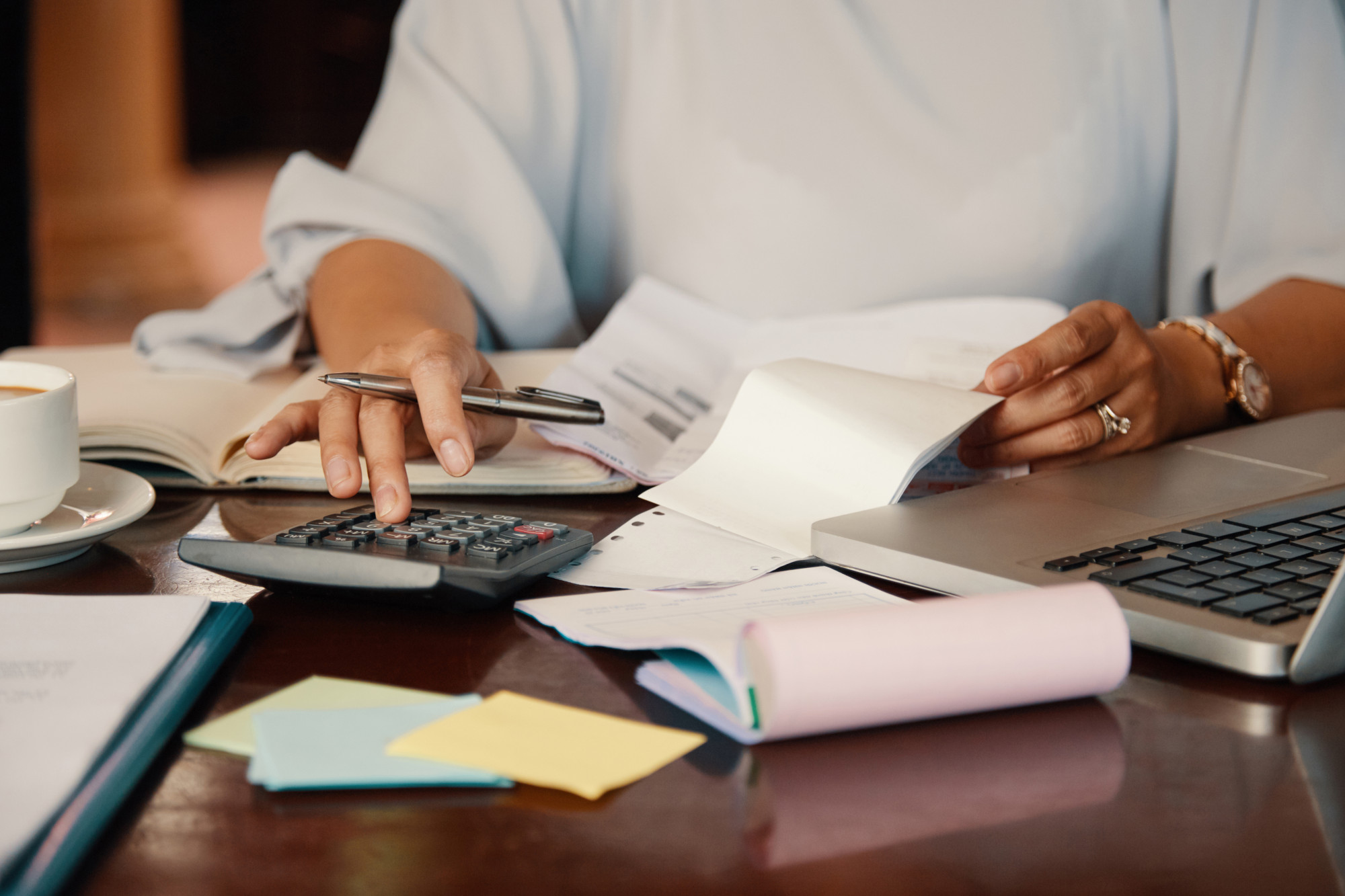 entrepreneur-working-with-bills-Serasa- maioria deve gastar até R$ 4 mil em despesas de início de ano-contas-pagar-contas-início-do-ano-fatura