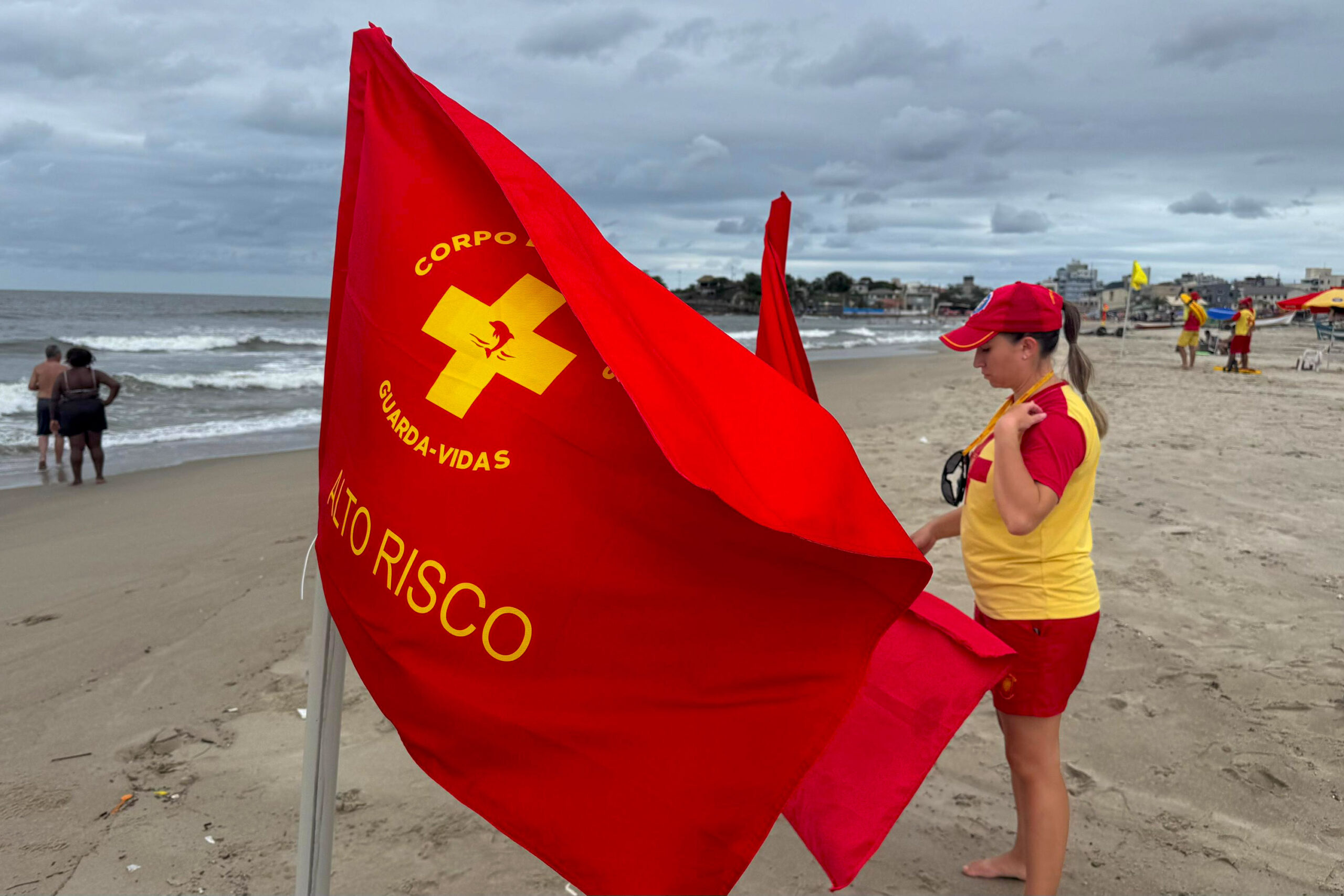 guarda-vidas corpo de bombeiros litoral do paraná pai e filha se afogam
