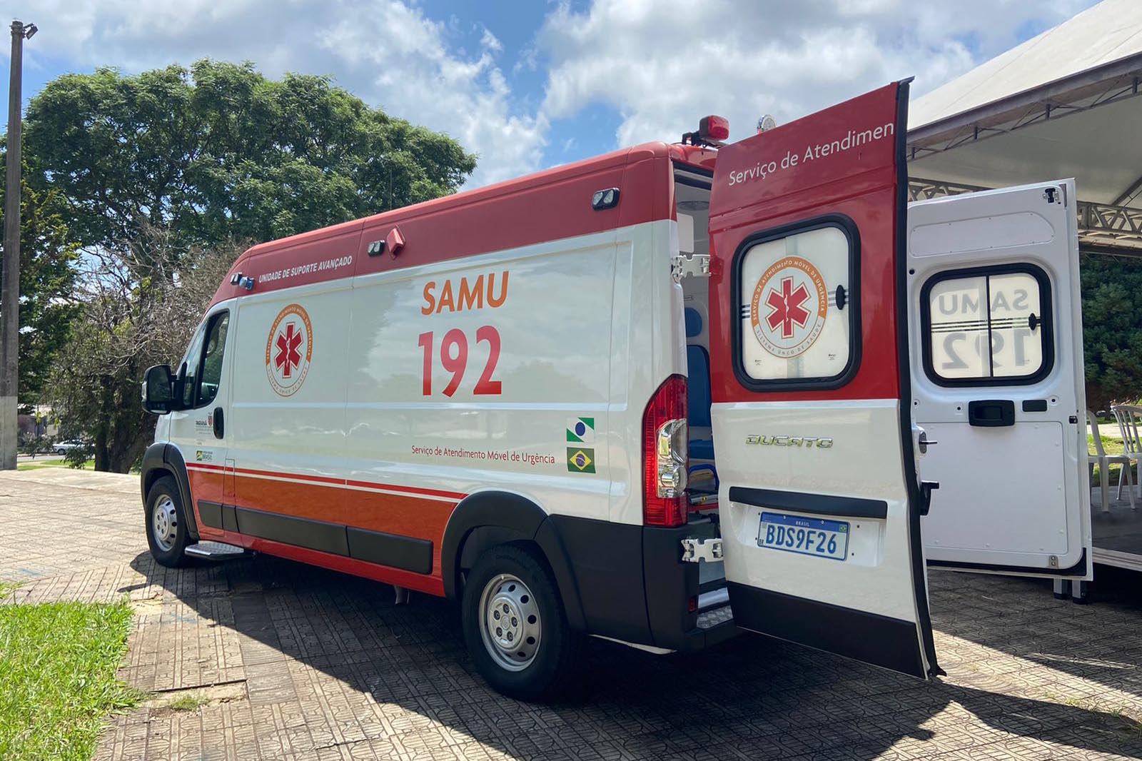imagem ilustrativa homem ter perna perfurada barra de ferro cair teto loja matinhos ambulância samu paraná