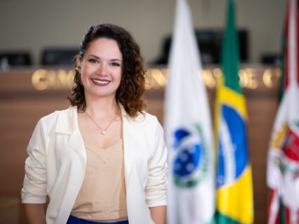 Vereadora Lais Leão faz pesquisa sobre calçadas de Curitiba  