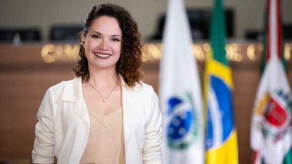 Vereadora Lais Leão faz pesquisa sobre calçadas de Curitiba  