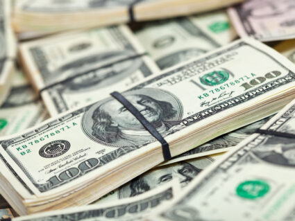 Dólar cai pela 11ª vez e tem maior sequência de quedas em 20 anos