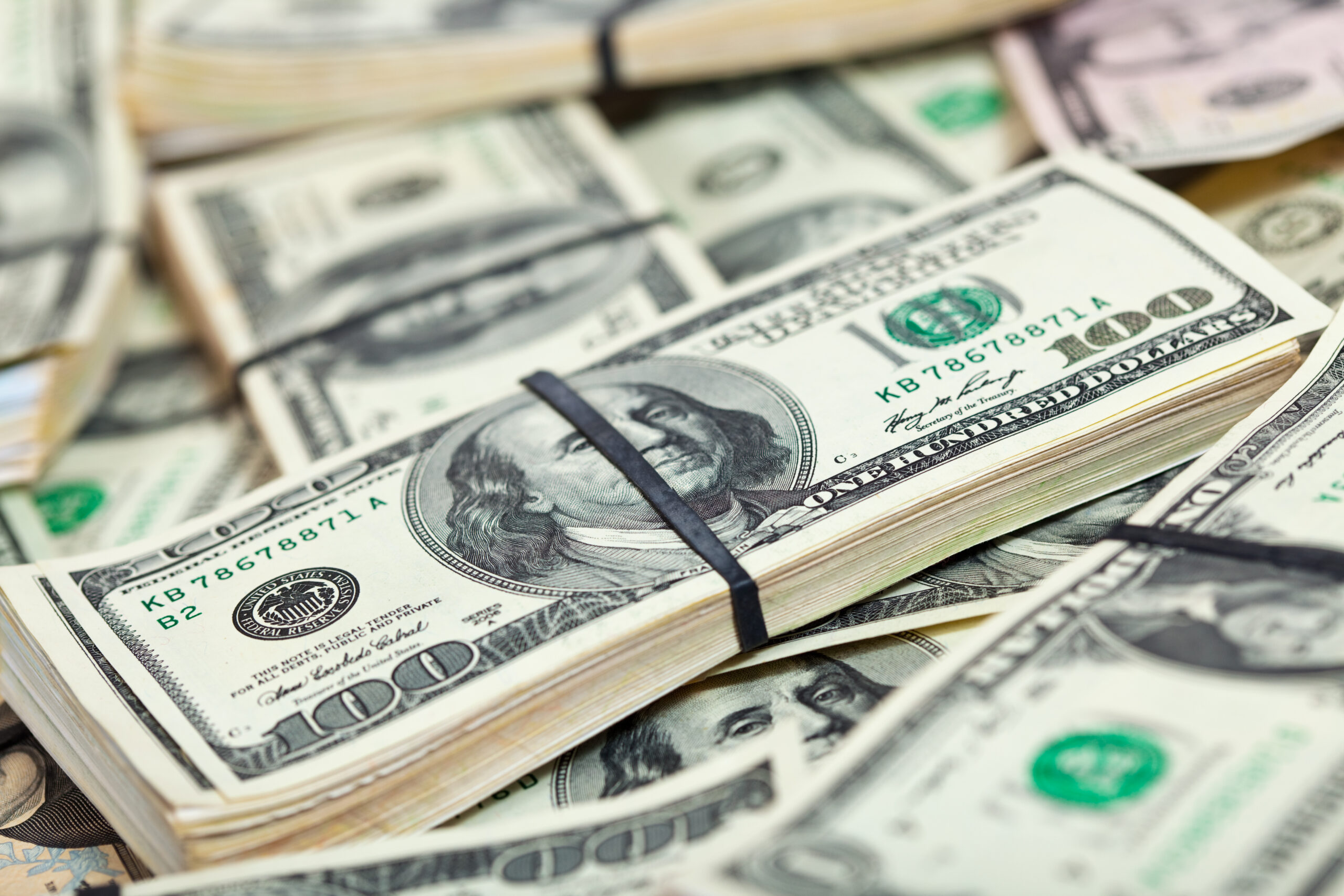 many US dollars banknotes Dólar cai pela 11ª vez e tem maior sequencia de quedas em 20 anos