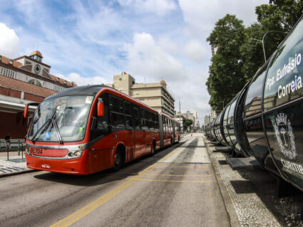 No primeiro dia, meia tarifa aumentou em 33% o número de passageiros nos ônibus de Curitiba