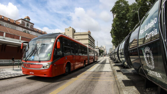 No primeiro dia, meia tarifa aumentou em 33% o número de passageiros nos ônibus de Curitiba