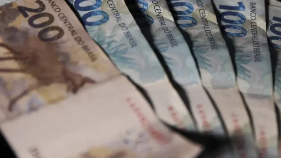 Paraná seguirá com o maior salário mínimo do país em 2025; veja novos valores