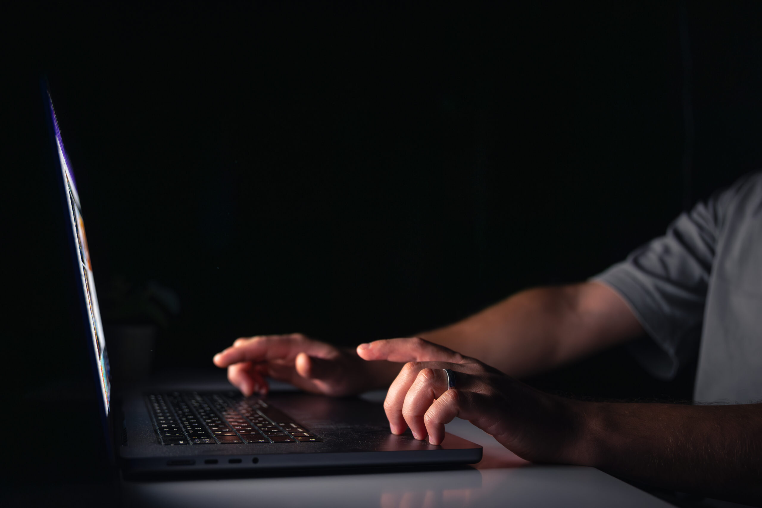young-man-works-computer-night-Crimes-ciberneticos-preocupam-empresas-em-106-paises-scaled.jpg