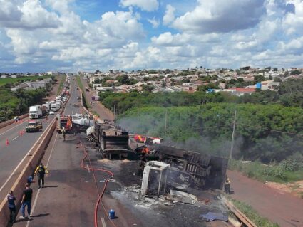 Caminhões pegam fogo em acidente na BR-376, em Maringá; vídeos