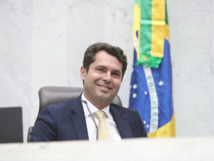 Alexandre Curi, democrata e municipalista, assume a presidência do Legislativo