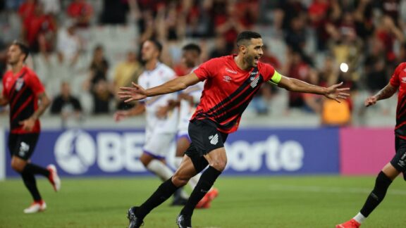 Athletico vence o São Joseense e cola na liderança do Paranaense