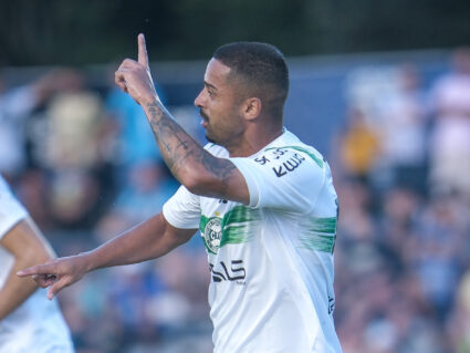 Coritiba bate o Azuriz e encaminha classificação no Paranaense