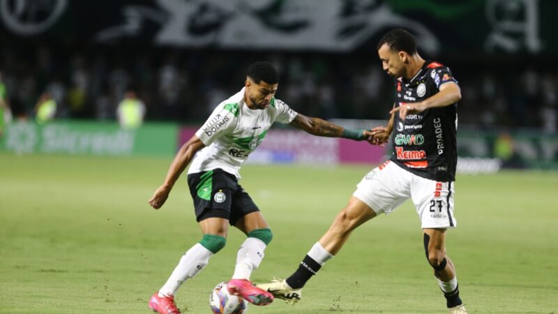 Coritiba tropeça no Operário, mas avança no Paranaense