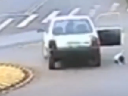 Criança cai de carro em movimento durante contorno de rotatória; vídeo