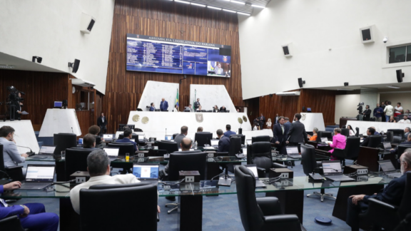 Paraná: deputado quer impor regras para participação de menores de idade em manifestações