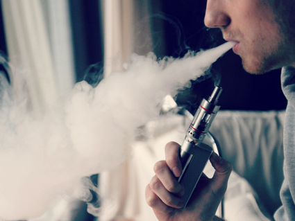 Deputado quer multar estabelecimentos que permitirem uso de cigarro eletrônico no PR