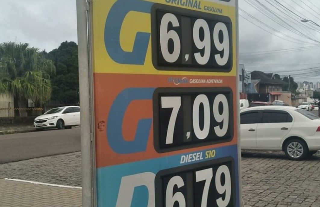 Gasolina Curitiba preço litro chega a quase R$ 7
