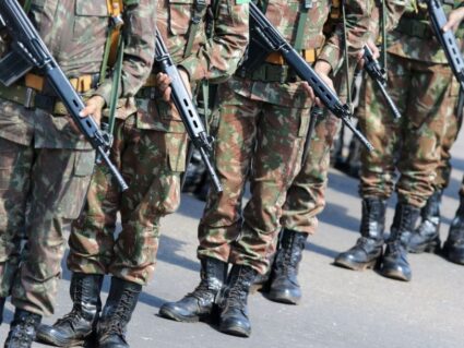 Gasto militar sob Lula tem mais investimento e menos despesa com pessoal, mas distorções persistem