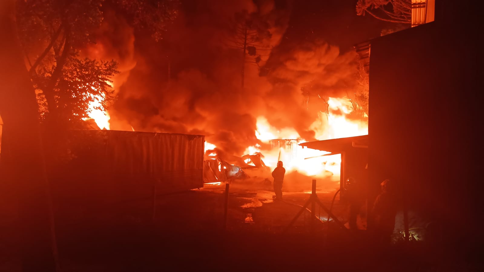 Incêndio destrói fábrica de lonas e embalagens em Campo Largo