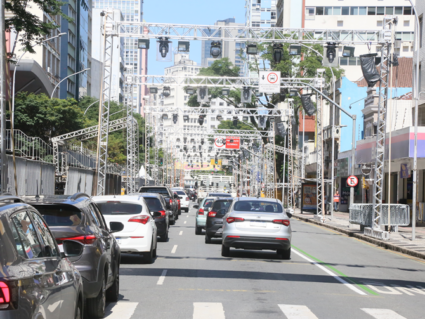 Marechal Deodoro tem bloqueios e desvios de ônibus para montagem das arquibancadas do Carnaval