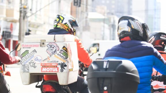 Motofretistas buscam alternativa ao iFood em Curitiba