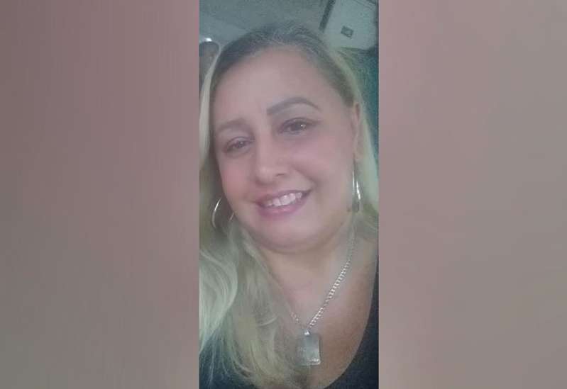 Mulher esfaqueada e queimada pelo próprio filho morre