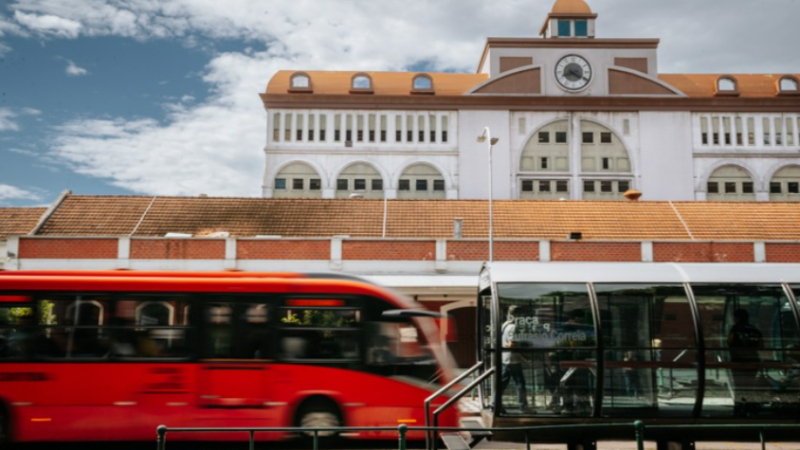 Obrigatoriedade de banheiros nas estações-tubo de Curitiba volta a ser discutida