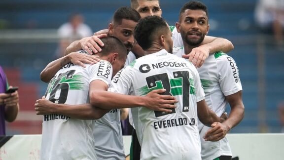 Coritiba bate o rebaixado Paraná Clube e faz a festa na Vila Capanema