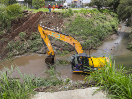 Prefeitura começa reconstrução de passarela derrubada pelas fortes chuvas