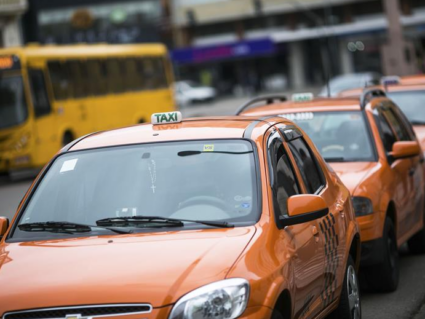 Curitiba anuncia desconto de 50% na outorga de táxi para 2025