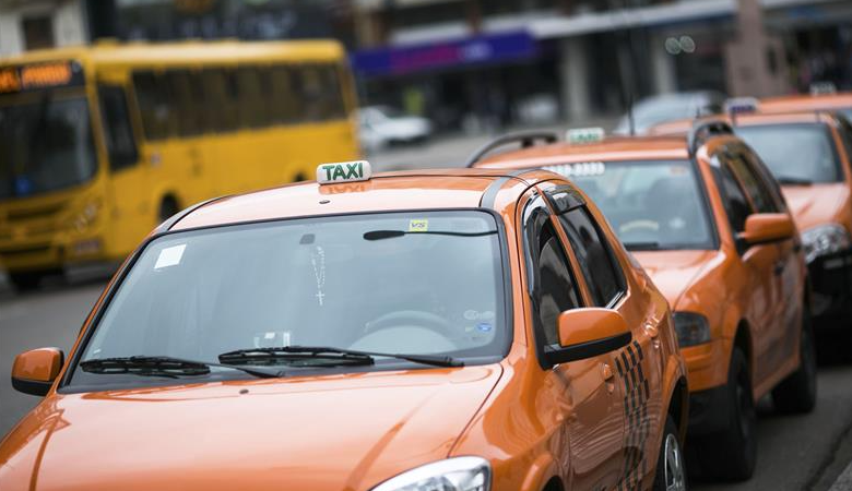 Curitiba anuncia desconto de 50% na outorga de táxi para 2025