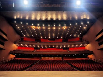 Teatro Guaíra lança livro de 150 anos de história e memória