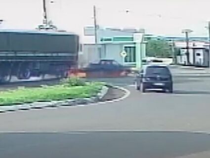 Vídeo mostra carro pegando fogo após ser atingido por carreta na BR-277
