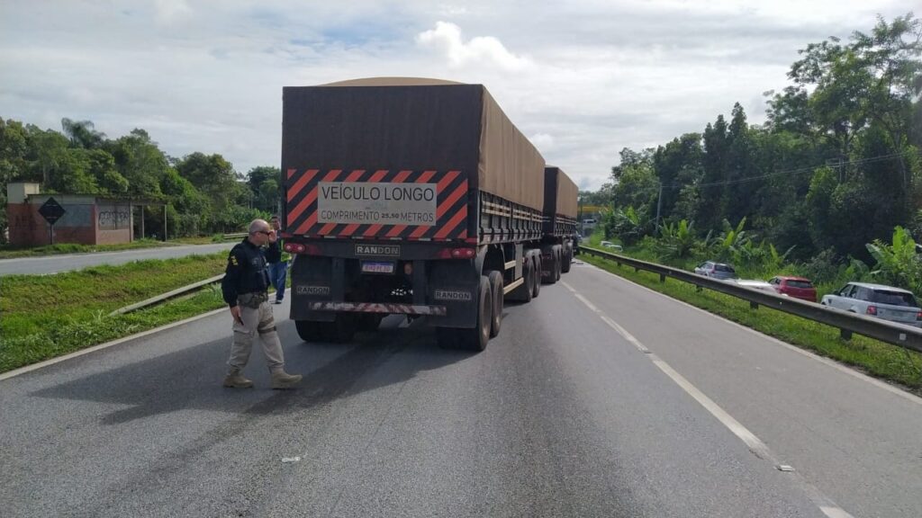 Domingo começa com acidente entre caminhões na BR-277