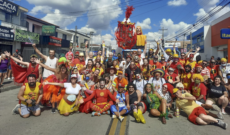 Garibaldis e Sacis agitam pré-carnaval de Curitiba