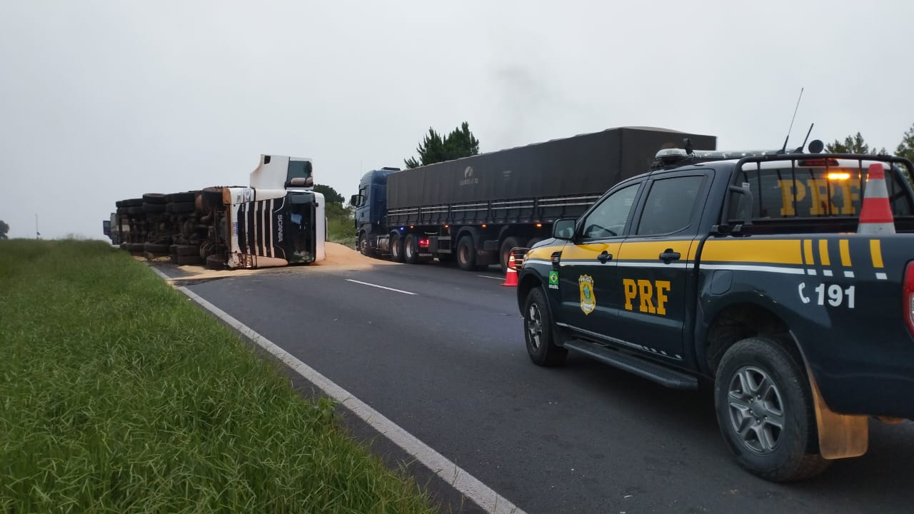 caminhão com soja tomba na BR-376