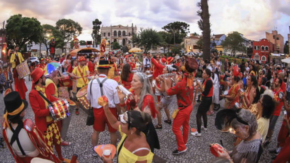 Carnaval Curitiba: saiba como denunciar importunação sexual durante a folia