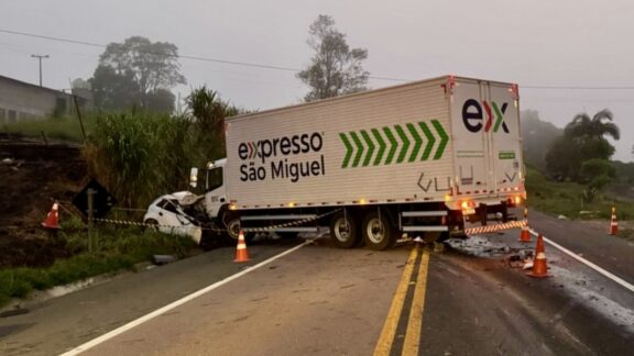 Carro e caminhão batem de frente na BR-476, em Contenda