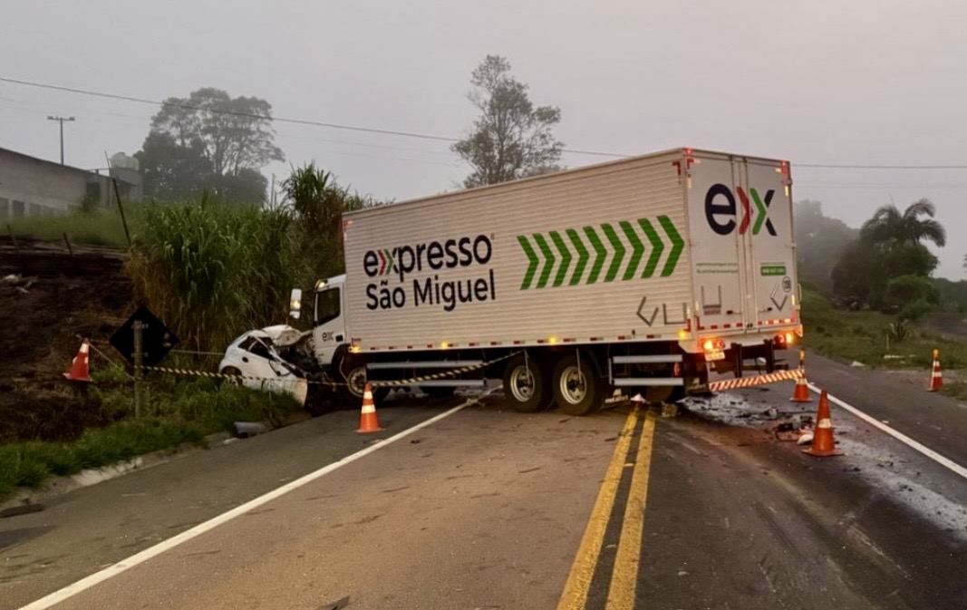 carro e caminhão batem de frente BR-476 Contenda