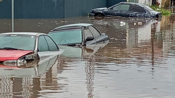 Chuva forte alaga ruas de Curitiba; 22,8mm em 15 minutos